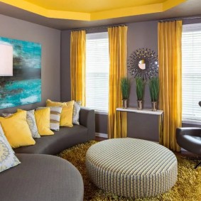 Rideaux jaunes dans un salon moderne