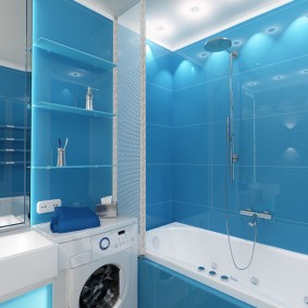 אריחים כחולים בחדר אמבטיה קטן