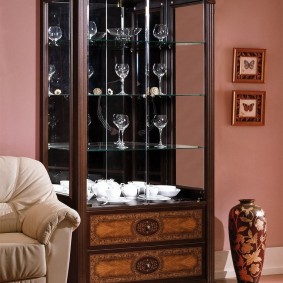 Oturma odası vitrin raflarında cam şarap bardakları
