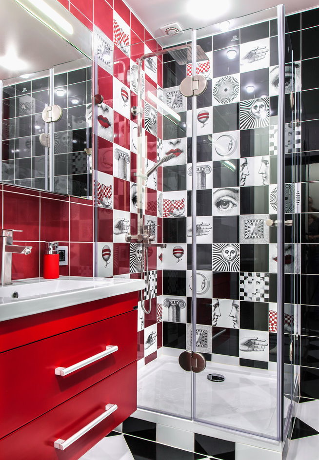 הדום אדום מתחת לכיור בחדר האמבטיה בגודל 3 מ