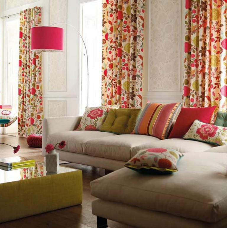 La sélection de rideaux dans la chambre pour les textiles sur le canapé