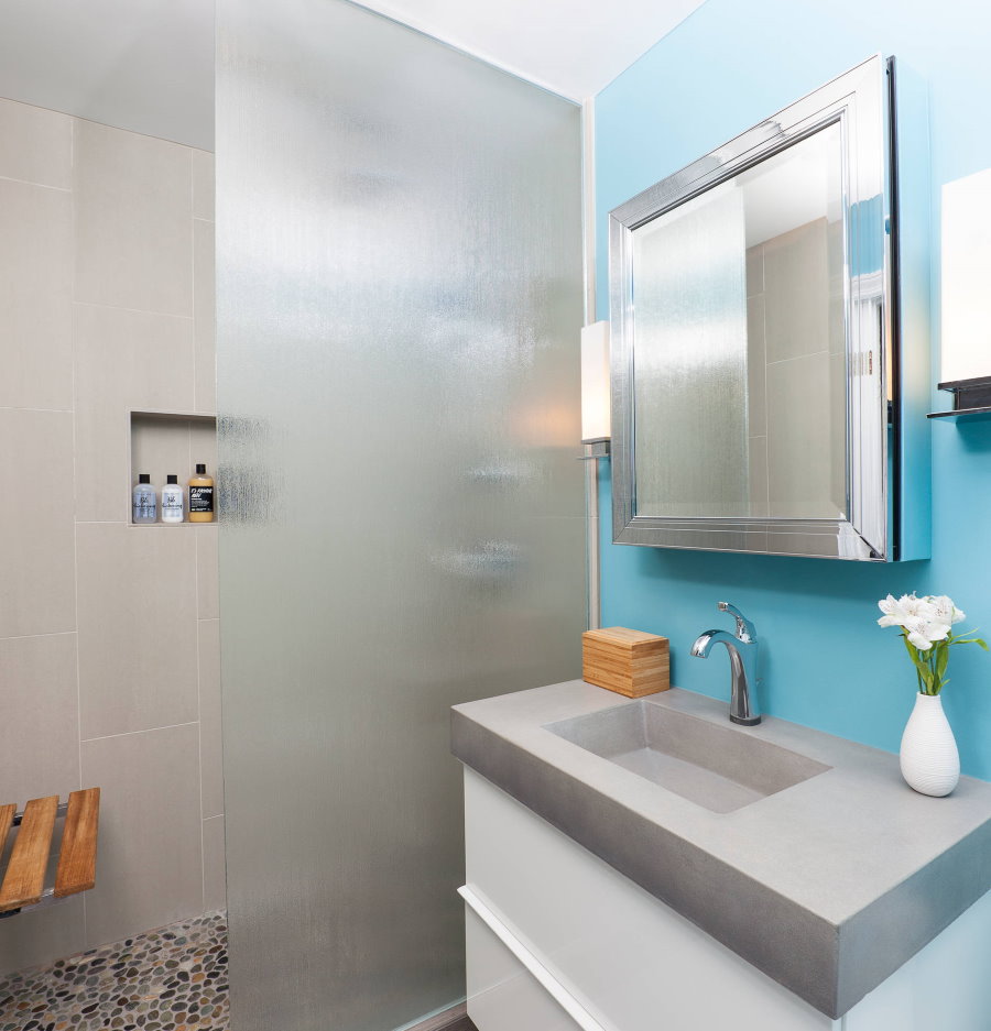 קיר כחול בחדר אמבטיה קטן