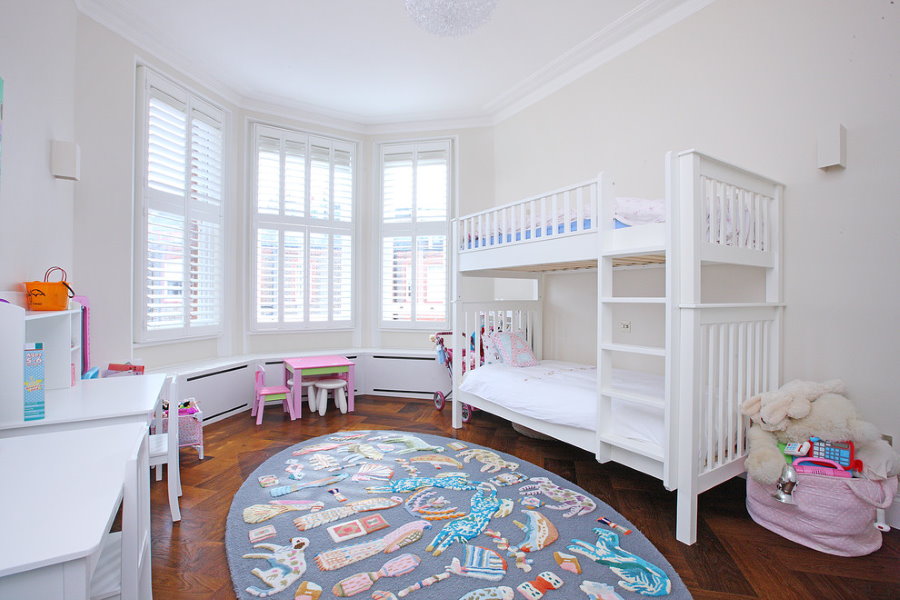 Interijer dječje sobe s bijelim namještajem