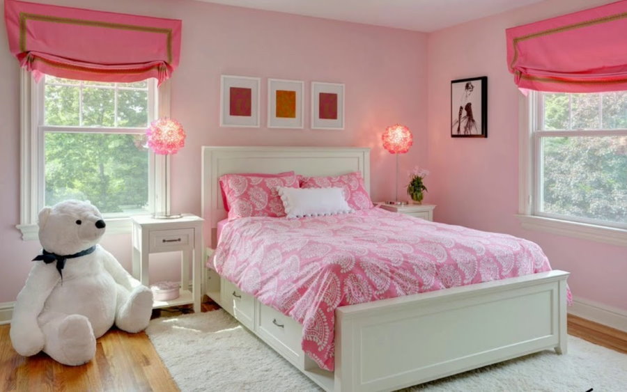 Ružičaste zavjese u spavaćoj sobi s bijelim krevetom.