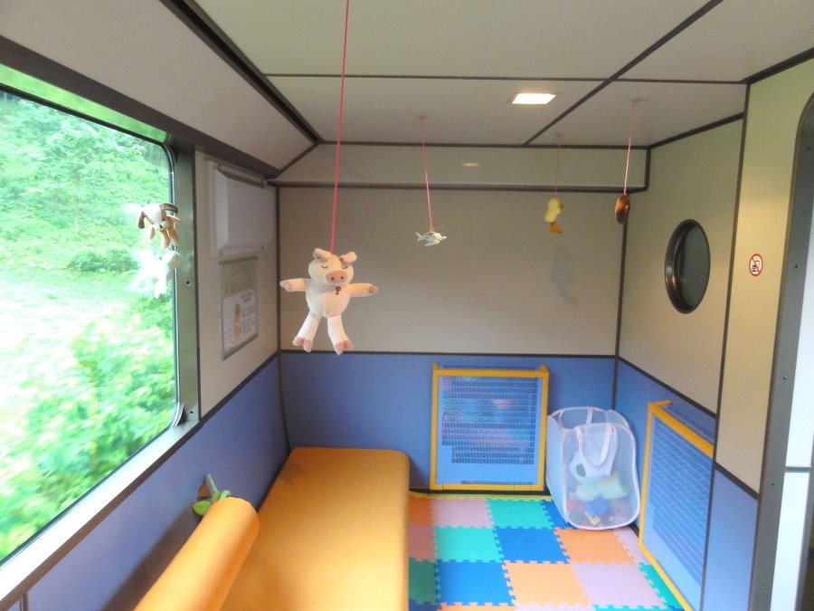 Aménagement d'une aire de jeux pour enfants sur la loggia