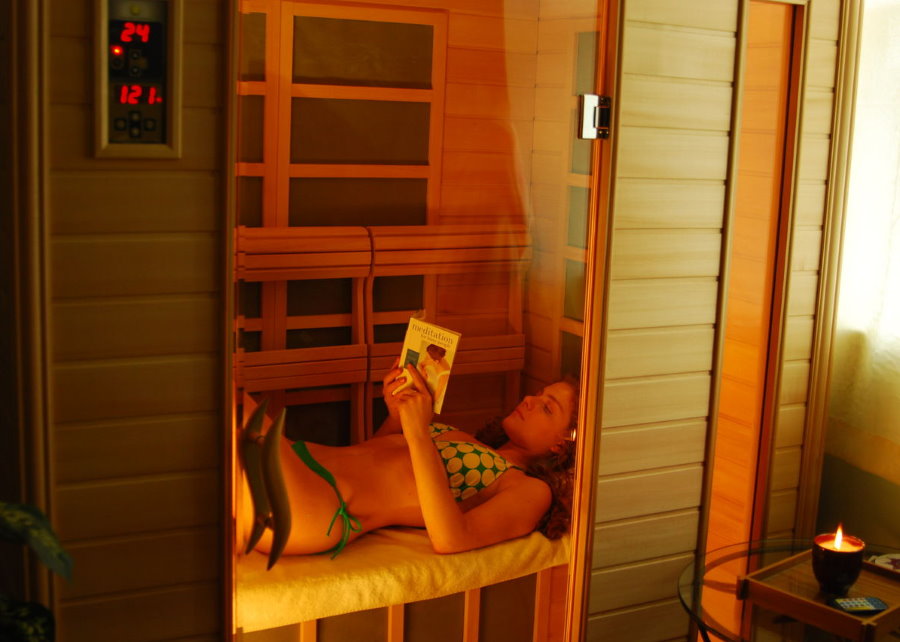 Meisje in een compacte sauna op een loggia van een appartement