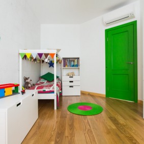 Zelena vrata u dječjoj sobi