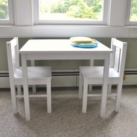 Bijeli kvadratni stol