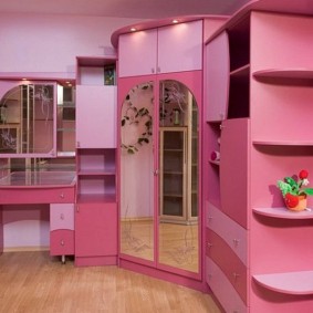 Ružičasti namještaj u sobi mlade fashionistice