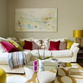 כריות רב צבעוניות על ספה לבנה