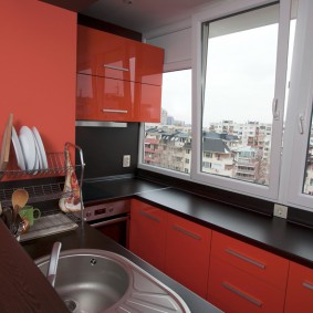 Rode en zwarte keuken op het aangrenzende balkon