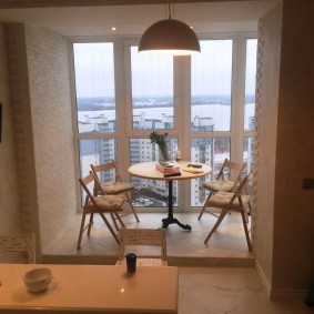 Kuchynský stôl na panoramatickom balkóne