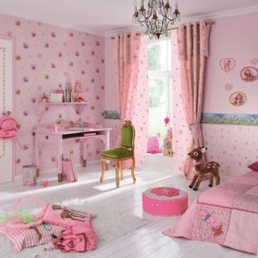 Ružičaste tapete u spavaćoj sobi za djevojčice