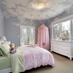 Bijeli oblaci na plavom stropu u dječjoj sobi