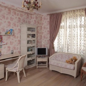 Tinejdžerska soba s prekrasnim tapetama