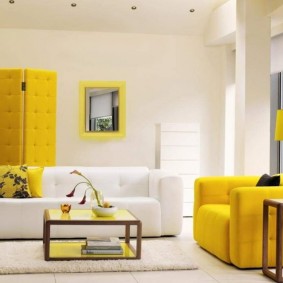 شاشة صفراء في غرفة بجدران بيضاء