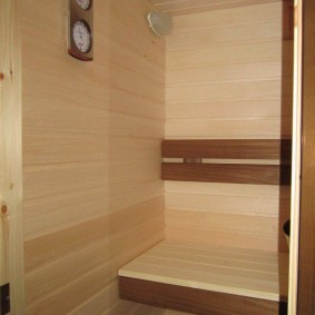 Termometer på væggen i en lille sauna