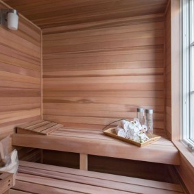 Finition des murs du sauna avec du bois précieux