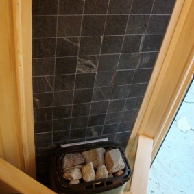 Keramische wanddecoratie op het fornuis in het bad