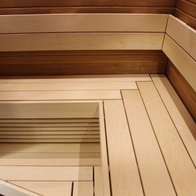 Lattes de bois sur un banc dans une chambre double
