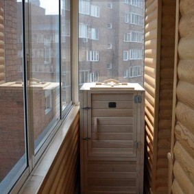 Ceder sauna aan het einde van het balkon
