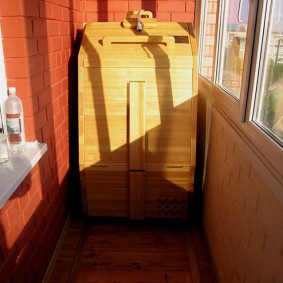 Baril de cèdre au lieu d'un sauna sur le balcon