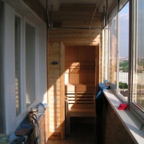 Loggia vitrée dans un appartement de maison de panneau