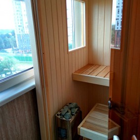 Lille damprum på balkonen i lejligheden