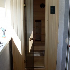 Sklenené dvere v parnej miestnosti na lodžii