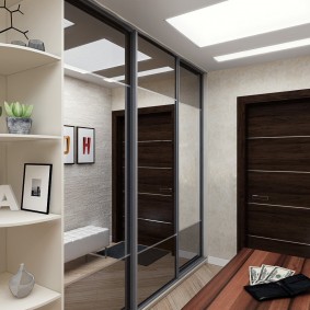 ארון מראה במסדרון של דירה עם שני חדרי שינה