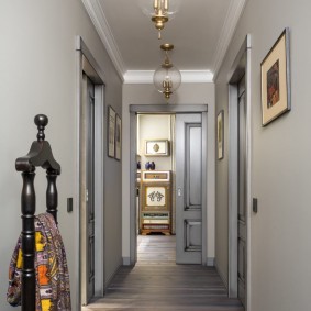 מסדרון ארוך בדירת בית לבנים