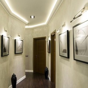 תאורת לד של ציורים על קיר המסדרון