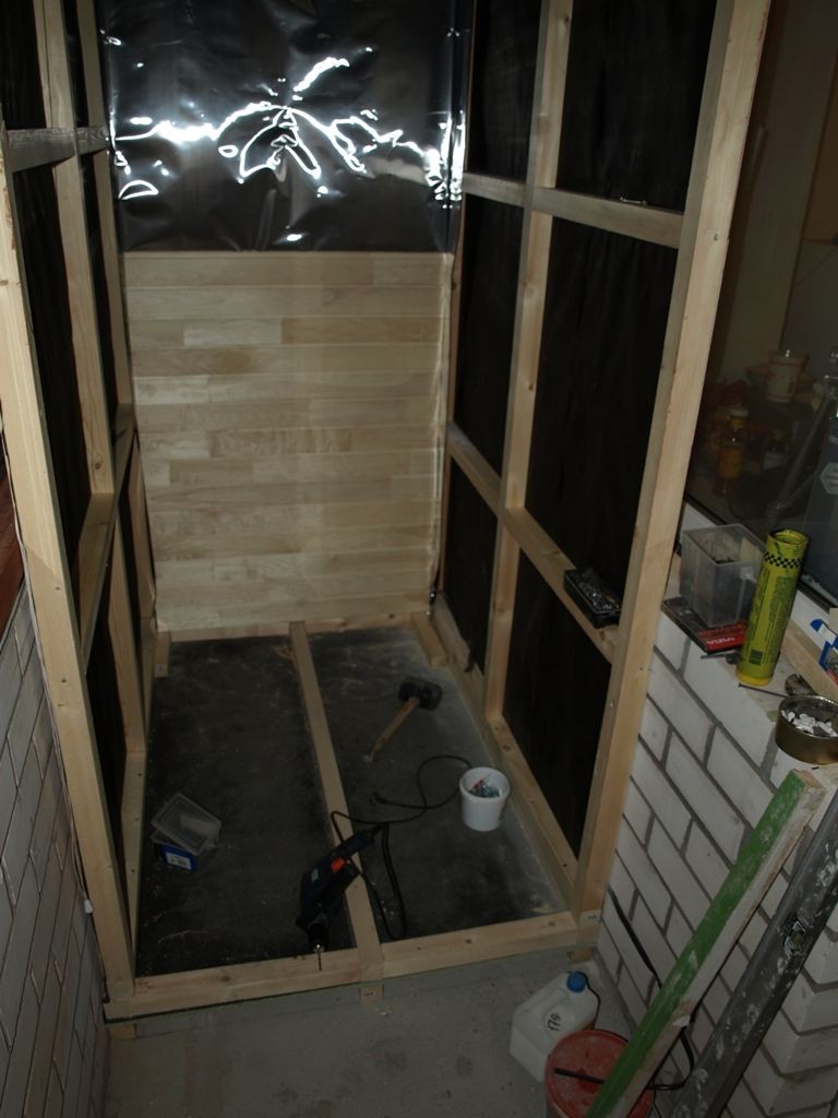 Constructie van een muurframe voor een sauna op het balkon