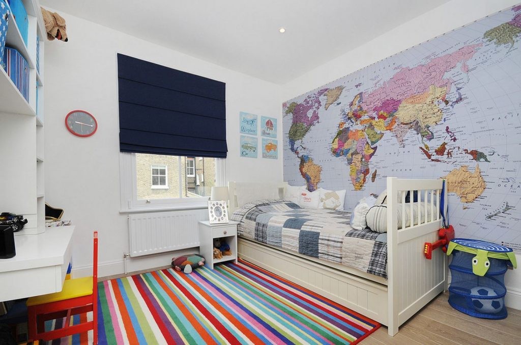 Politička karta svijeta na zidu dječje spavaće sobe