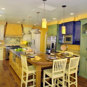 วอลล์เปเปอร์สไตล์โปรวองซ์สำหรับการออกแบบห้องครัว