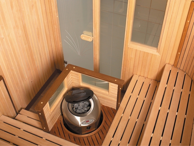 Open haard kachel in een miniatuur sauna op de loggia