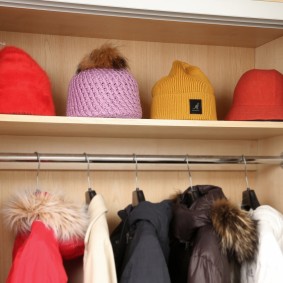 אחסון כובעים בחדר המסדרון