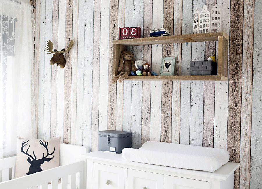 Drvena polica na zidu sobe za dijete
