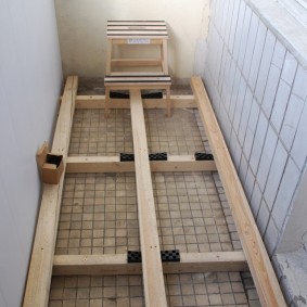 De houten vloer voor de sauna op het balkon