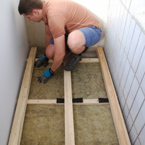 Doe-het-zelf isolatie van de balkonvloer met behulp van minerale wol