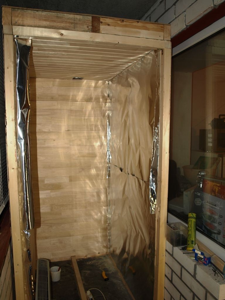 Foliemateriale på væggen i loggia-saunaen