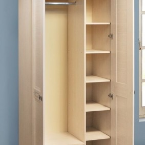 armoire à balançoire dans la conception de photo de couloir