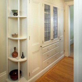 armoire avec portes battantes à la photo de décor de couloir