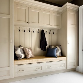 armoire avec portes battantes aux idées de décoration de couloir