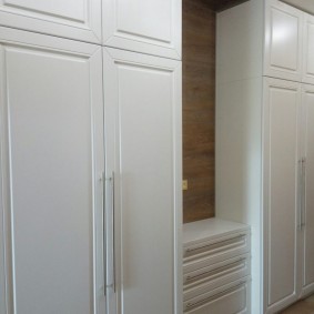 armoire avec portes battantes à la décoration photo couloir