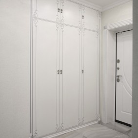 garderobe med hængslede døre til indgangen