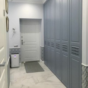 armoire avec portes battantes pour les idées de couloir