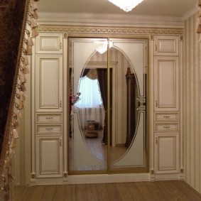 armoire avec portes battantes dans les options d'idées de couloir
