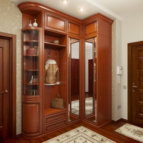 armoire avec portes battantes dans le hall d'entrée
