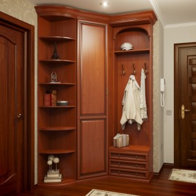 armoire avec portes battantes au design du couloir
